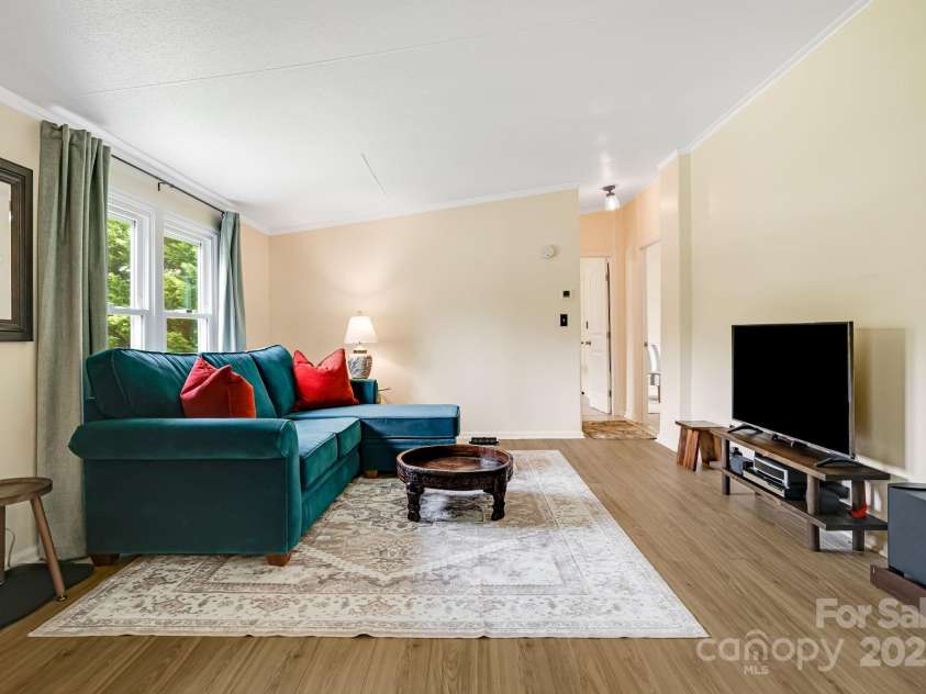 37 Bittersweet Drive, Hendersonville, NC 28792.  MLS# CAR4248021, YatesRealty ID 21247. 