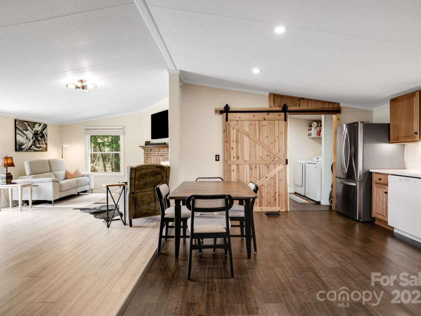 37 Bittersweet Drive, Hendersonville, NC 28792.  MLS# CAR4248021, YatesRealty ID 21247. 
