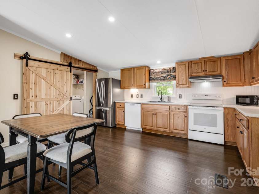 37 Bittersweet Drive, Hendersonville, NC 28792.  MLS# CAR4248021, YatesRealty ID 21247. 
