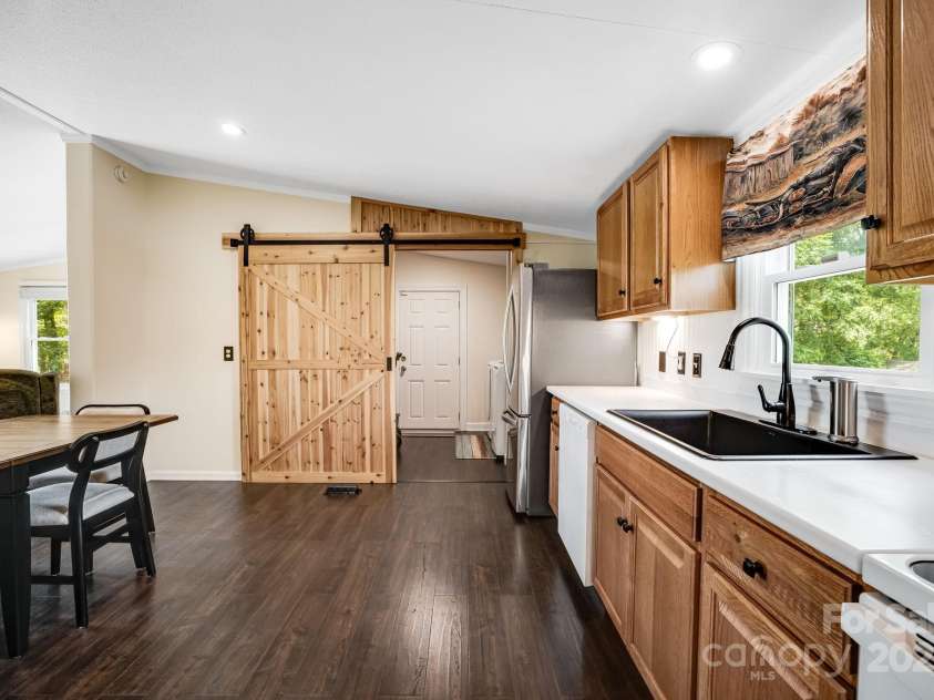 37 Bittersweet Drive, Hendersonville, NC 28792.  MLS# CAR4248021, YatesRealty ID 21247. 