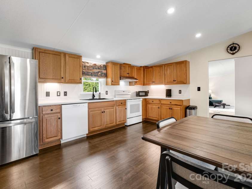 37 Bittersweet Drive, Hendersonville, NC 28792.  MLS# CAR4248021, YatesRealty ID 21247. 