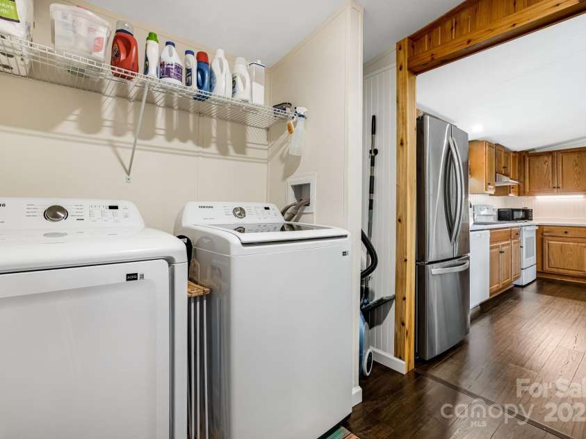 37 Bittersweet Drive, Hendersonville, NC 28792.  MLS# CAR4248021, YatesRealty ID 21247. 