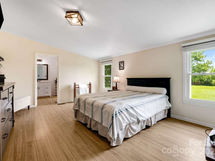 37 Bittersweet Drive, Hendersonville, NC 28792.  MLS# CAR4248021, YatesRealty ID 21247. 