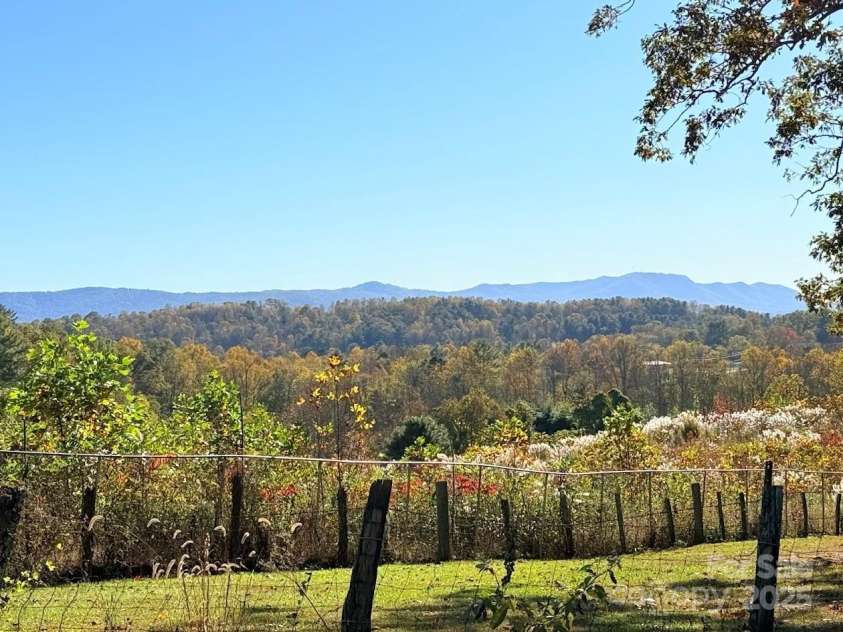 37 Bittersweet Drive, Hendersonville, NC 28792.  MLS# CAR4324808, YatesRealty ID 21247. 