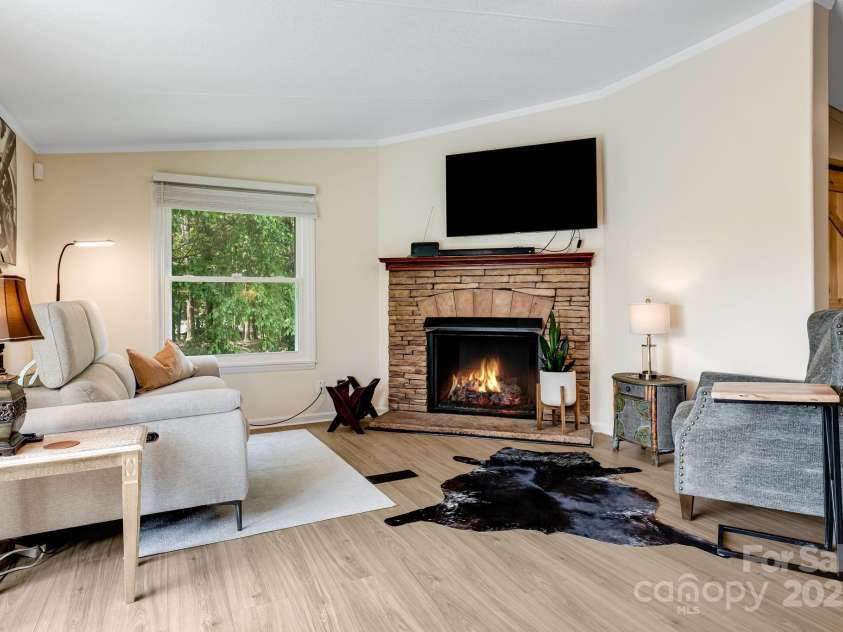 37 Bittersweet Drive, Hendersonville, NC 28792.  MLS# CAR4324808, YatesRealty ID 21247. 