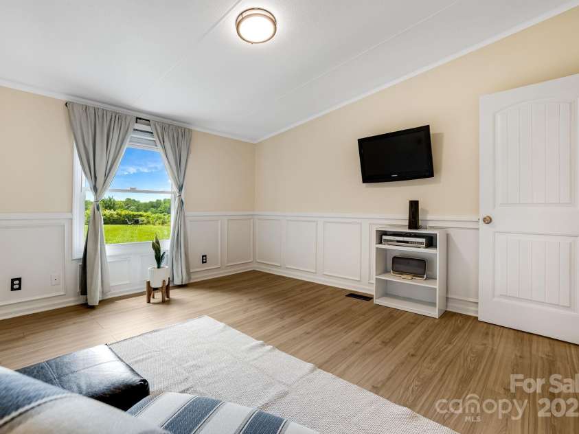 37 Bittersweet Drive, Hendersonville, NC 28792.  MLS# CAR4324808, YatesRealty ID 21247. 