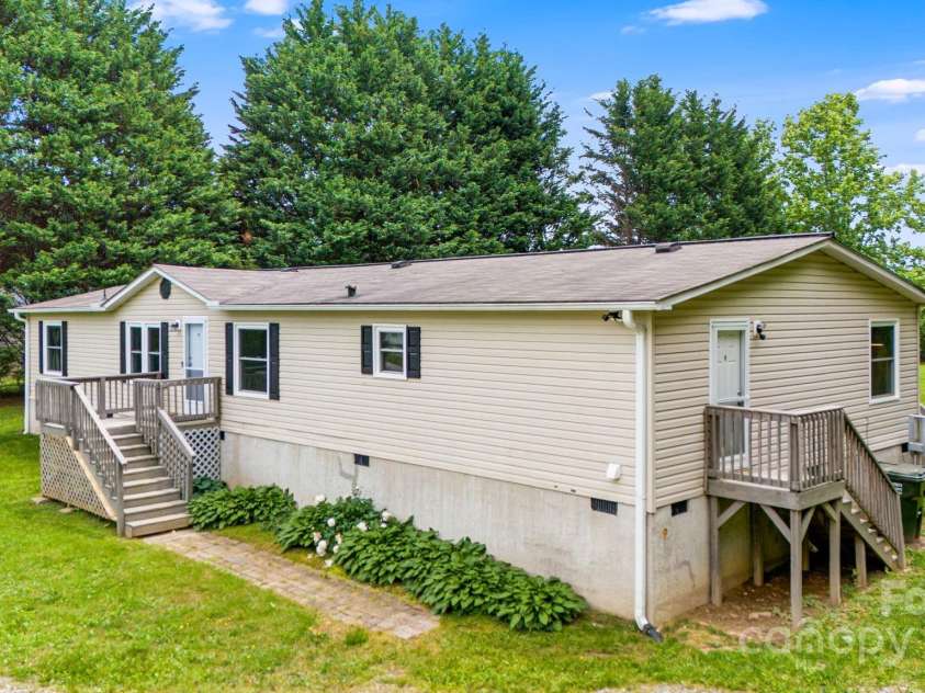 37 Bittersweet Drive, Hendersonville, NC 28792.  MLS# CAR4324808, YatesRealty ID 21247. 