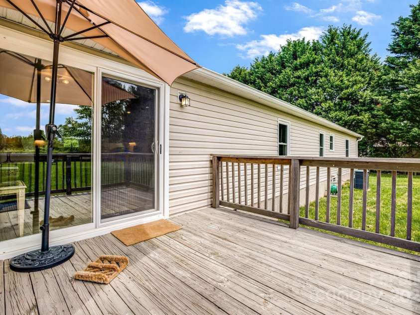 37 Bittersweet Drive, Hendersonville, NC 28792.  MLS# CAR4324808, YatesRealty ID 21247. 