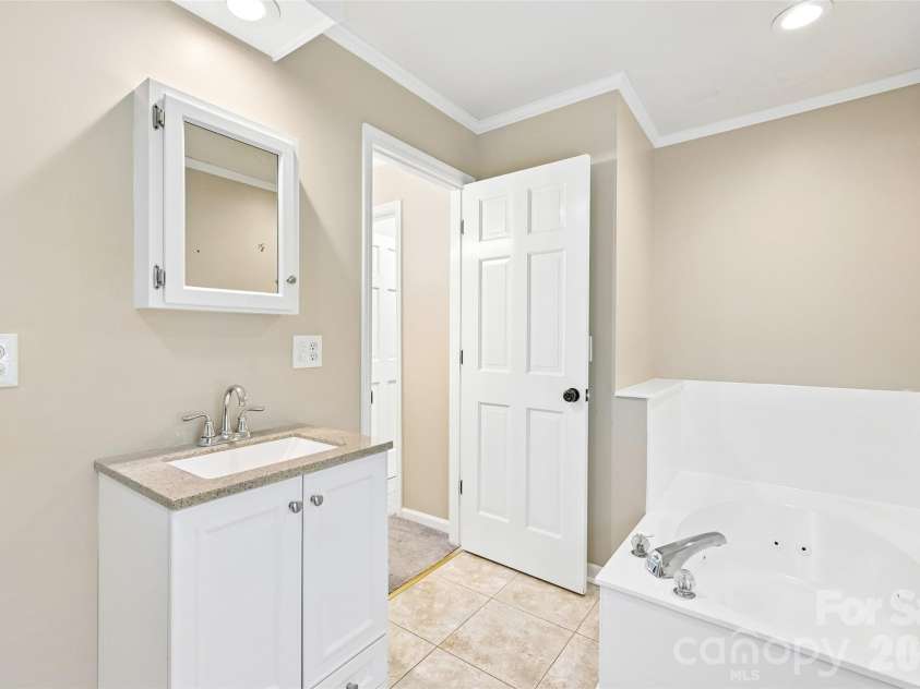 561 Briarwood Road, Lancaster, SC 29720.  MLS# CAR4380574, YatesRealty ID 21249. 