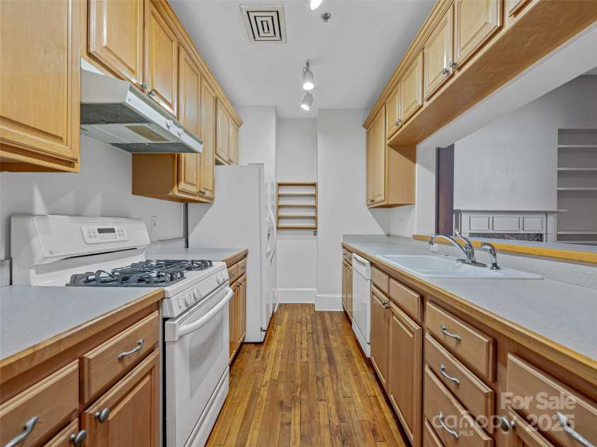 84 Walnut Street, Asheville, NC 28801.  MLS# CAR4313589, YatesRealty ID 2125. 