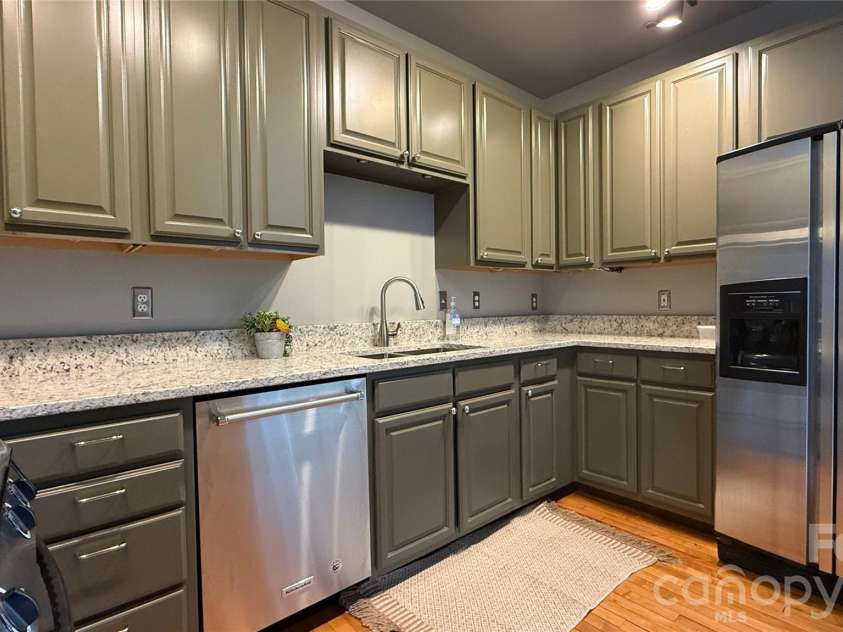 84 Walnut Street, Asheville, NC 28801.  MLS# CAR4349488, YatesRealty ID 2125. Brand New granite countertops!