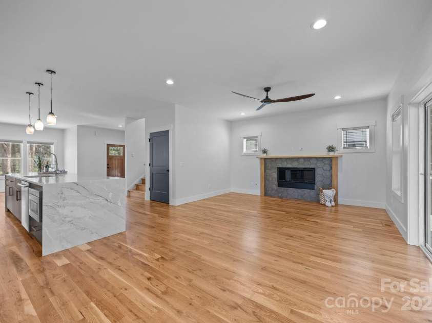 87 Glendale Avenue, Asheville, NC 28803.  MLS# CAR4145550, YatesRealty ID 2125. Light, bright and open