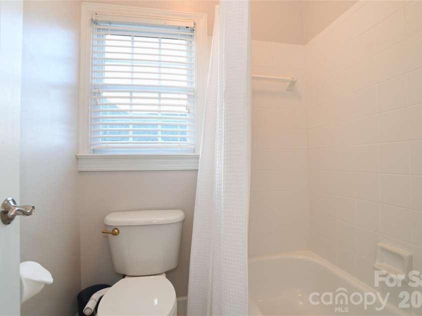 14636 Northgreen Drive, Huntersville, NC 28078.  MLS# CAR4345794, YatesRealty ID 21250. Jack & Jill bath.