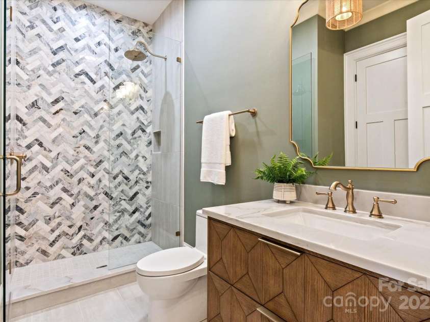 3524 Lacie Lane, Charlotte, NC 28211.  MLS# CAR4254201, YatesRealty ID 21253. Guest bath