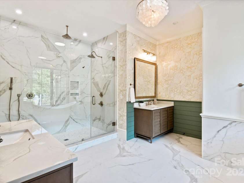 3524 Lacie Lane, Charlotte, NC 28211.  MLS# CAR4254201, YatesRealty ID 21253. Primary bath