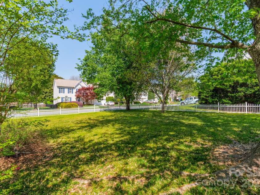 16718 Hampton Crossing Drive, Huntersville, NC 28078.  MLS# CAR4244553, YatesRealty ID 21254. 