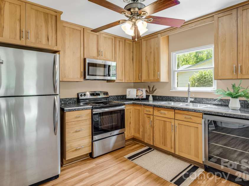 82 Lees Creek Road, Asheville, NC 28806.  MLS# CAR4378093, YatesRealty ID 21255. 