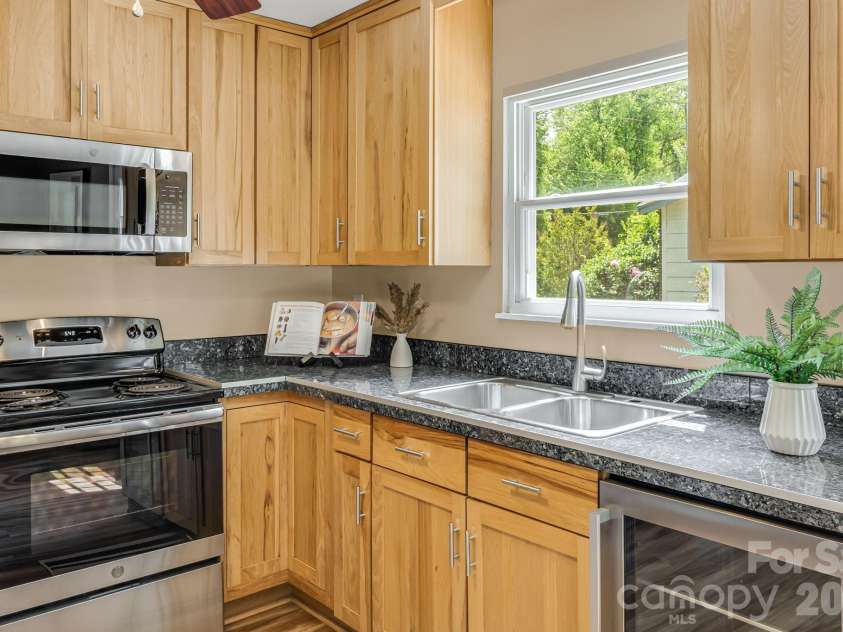 82 Lees Creek Road, Asheville, NC 28806.  MLS# CAR4378093, YatesRealty ID 21255. 