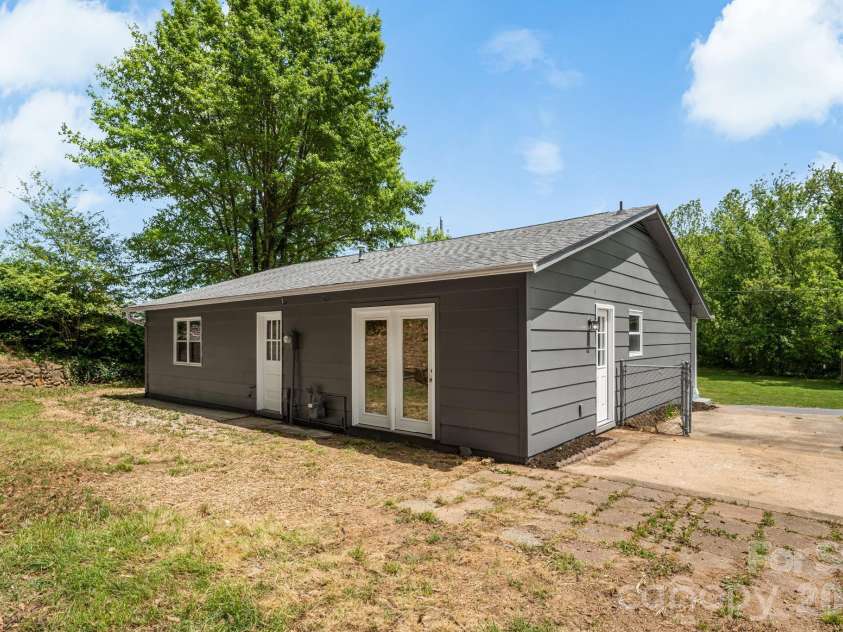 82 Lees Creek Road, Asheville, NC 28806.  MLS# CAR4378093, YatesRealty ID 21255. 