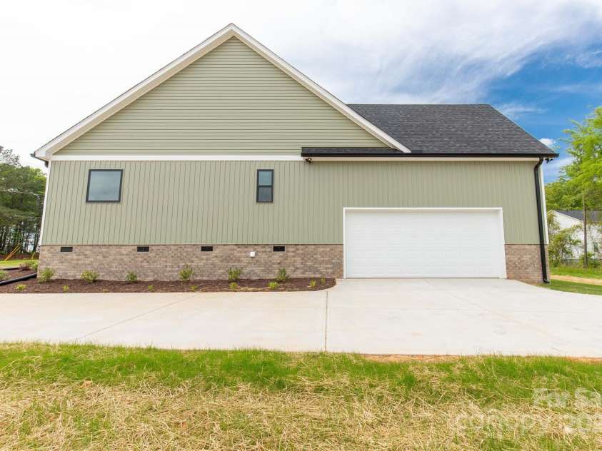 2212 University Drive, Lancaster, SC 29720.  MLS# CAR4247230, YatesRealty ID 21259. 
