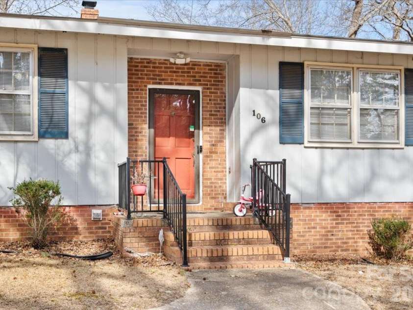 106 Elizabeth Drive, Cheraw, SC 29520.  MLS# CAR4346107, YatesRealty ID 2126. 