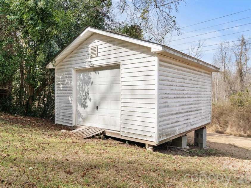 106 Elizabeth Drive, Cheraw, SC 29520.  MLS# CAR4346107, YatesRealty ID 2126. 