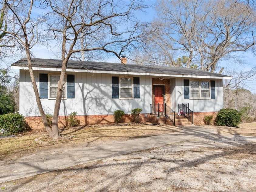 106 Elizabeth Drive, Cheraw, SC 29520.  MLS# CAR4346107, YatesRealty ID 2126. 