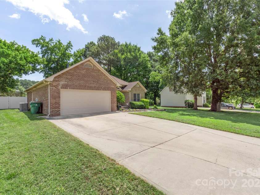 14747 Pomerol Lane, Pineville, NC 28134.  MLS# CAR4273113, YatesRealty ID 21260. 