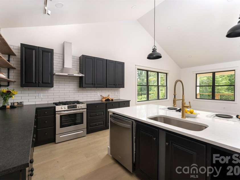808 Maybank Drive, Hendersonville, NC 28739.  MLS# CAR4401111, YatesRealty ID 21260. 