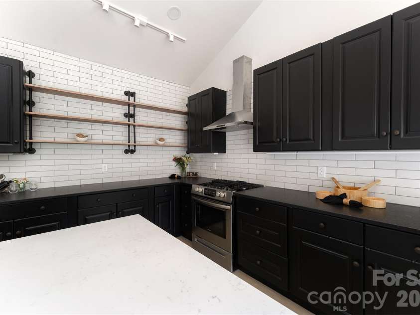 808 Maybank Drive, Hendersonville, NC 28739.  MLS# CAR4401111, YatesRealty ID 21260. 