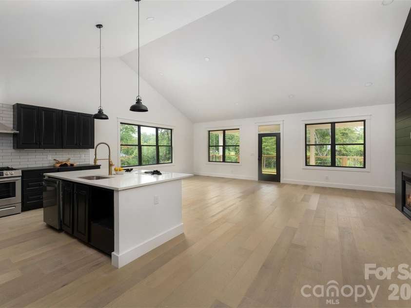 808 Maybank Drive, Hendersonville, NC 28739.  MLS# CAR4401111, YatesRealty ID 21260. 