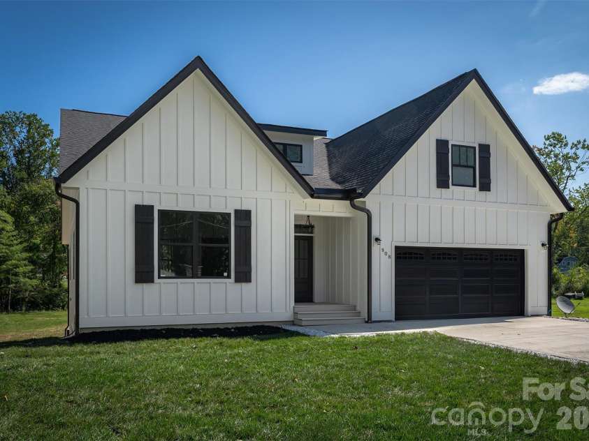808 Maybank Drive, Hendersonville, NC 28739.  MLS# CAR4401111, YatesRealty ID 21260. 