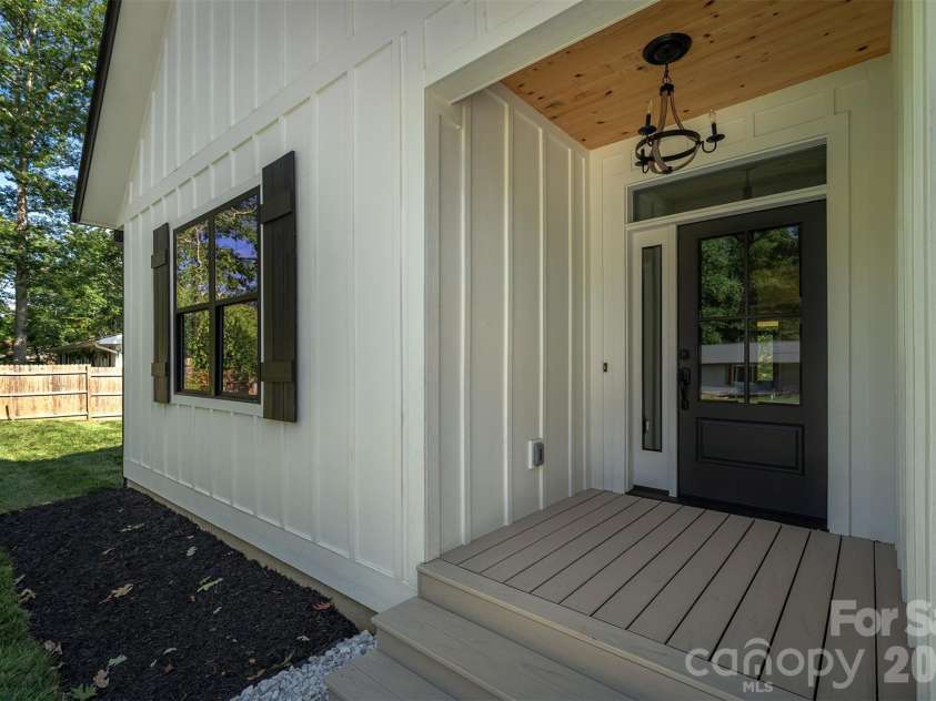 808 Maybank Drive, Hendersonville, NC 28739.  MLS# CAR4401111, YatesRealty ID 21260. 