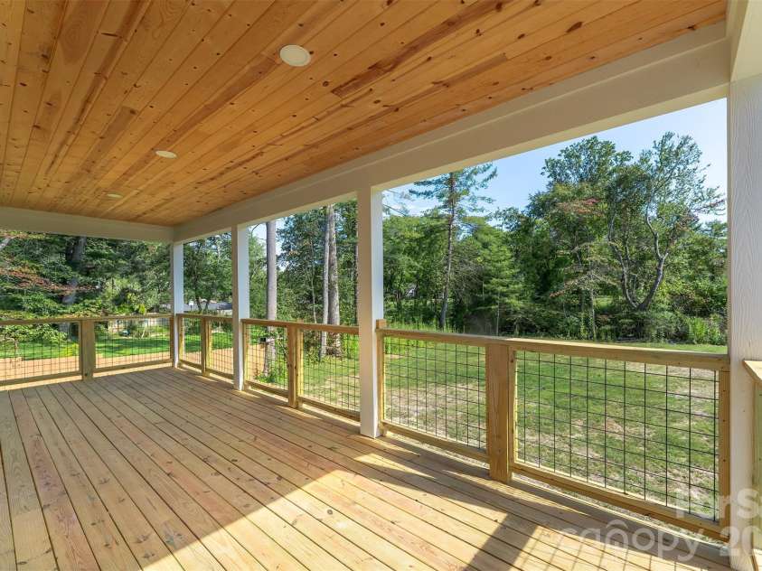 808 Maybank Drive, Hendersonville, NC 28739.  MLS# CAR4401111, YatesRealty ID 21260. 