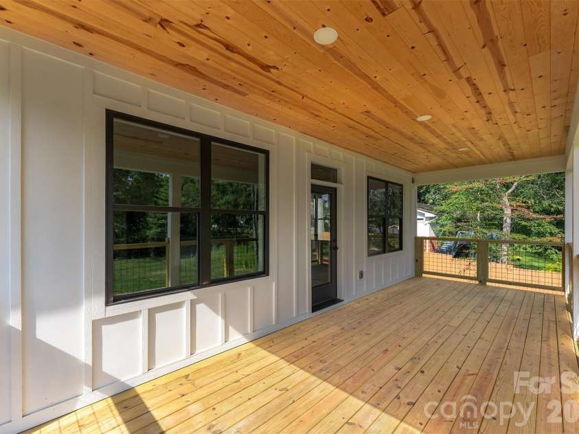 808 Maybank Drive, Hendersonville, NC 28739.  MLS# CAR4401111, YatesRealty ID 21260. 