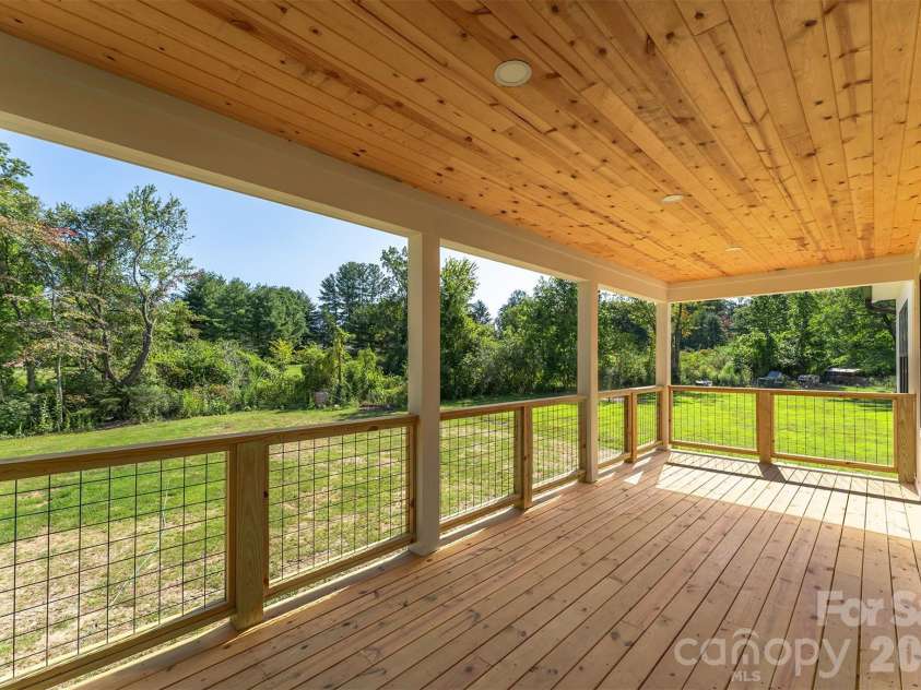 808 Maybank Drive, Hendersonville, NC 28739.  MLS# CAR4401111, YatesRealty ID 21260. 