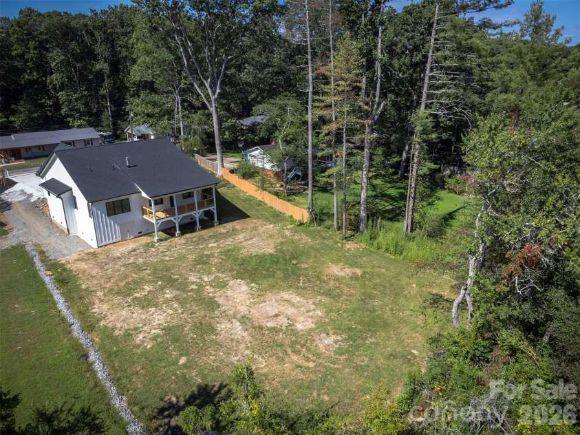 808 Maybank Drive, Hendersonville, NC 28739.  MLS# CAR4401111, YatesRealty ID 21260. 
