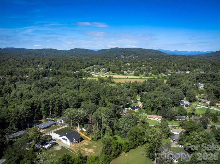808 Maybank Drive, Hendersonville, NC 28739.  MLS# CAR4401111, YatesRealty ID 21260. 