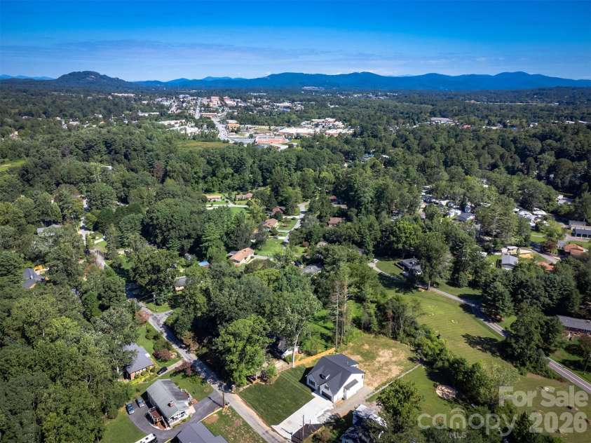 808 Maybank Drive, Hendersonville, NC 28739.  MLS# CAR4401111, YatesRealty ID 21260. 