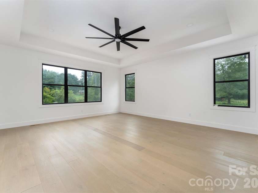 808 Maybank Drive, Hendersonville, NC 28739.  MLS# CAR4401111, YatesRealty ID 21260. Large Primary Suite