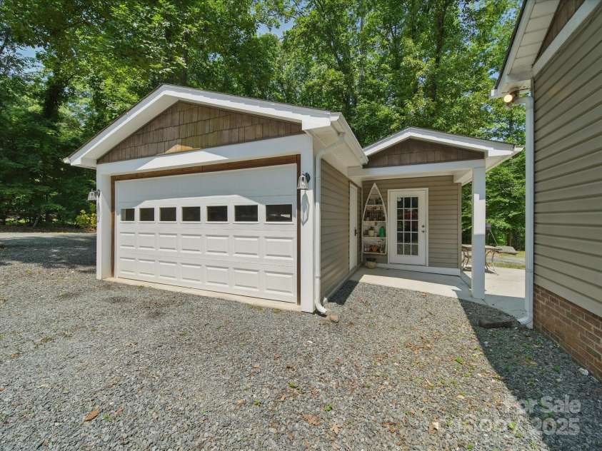 2345 Stallings Road, Matthews, NC 28104.  MLS# CAR4268462, YatesRealty ID 21262. 