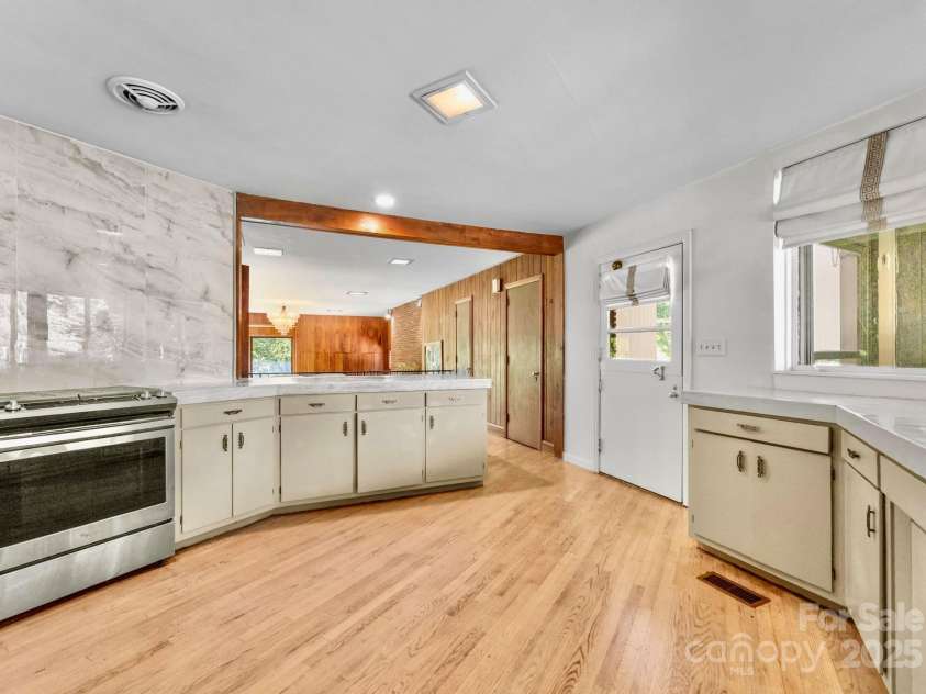 916 Park Drive, Lincolnton, NC 28092.  MLS# CAR4322896, YatesRealty ID 21264. 