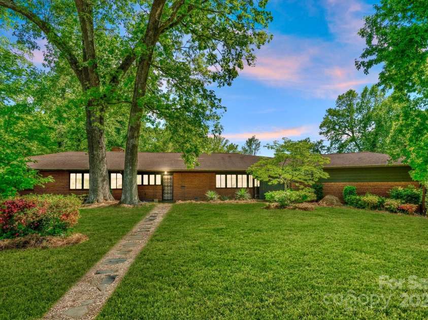 916 Park Drive, Lincolnton, NC 28092.  MLS# CAR4322896, YatesRealty ID 21264. 