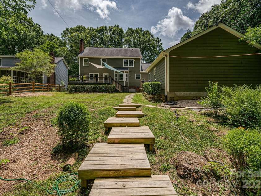 5014 Quail Canyon Drive, Charlotte, NC 28226.  MLS# CAR4272178, YatesRealty ID 21265. 
