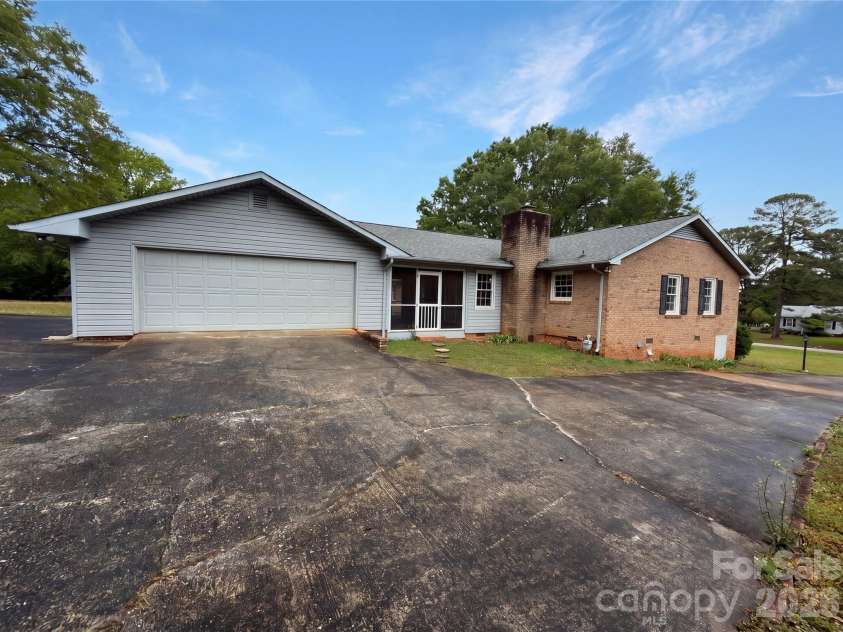 2077 Strafford Drive, Lancaster, SC 29720.  MLS# CAR4380456, YatesRealty ID 21266. 