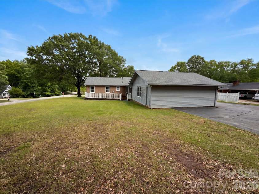 2077 Strafford Drive, Lancaster, SC 29720.  MLS# CAR4380456, YatesRealty ID 21266. 