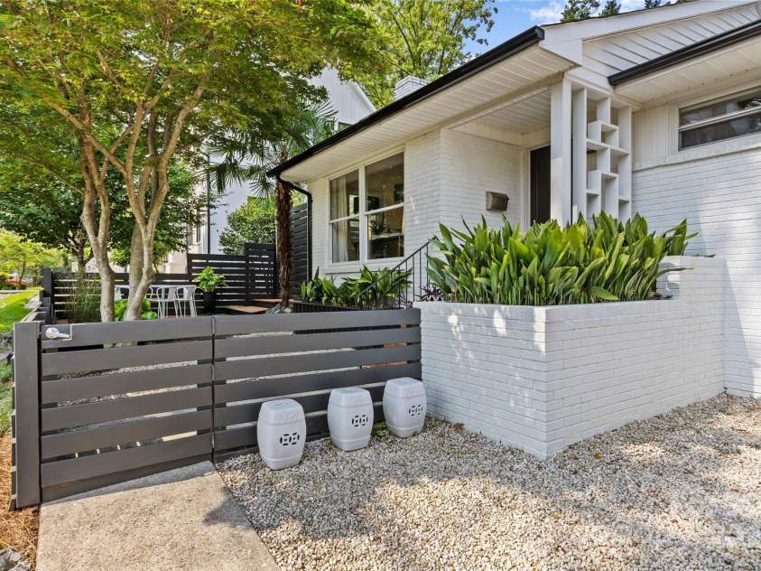 2424 Cumberland Avenue, Charlotte, NC 28203.  MLS# CAR4265366, YatesRealty ID 21267. 