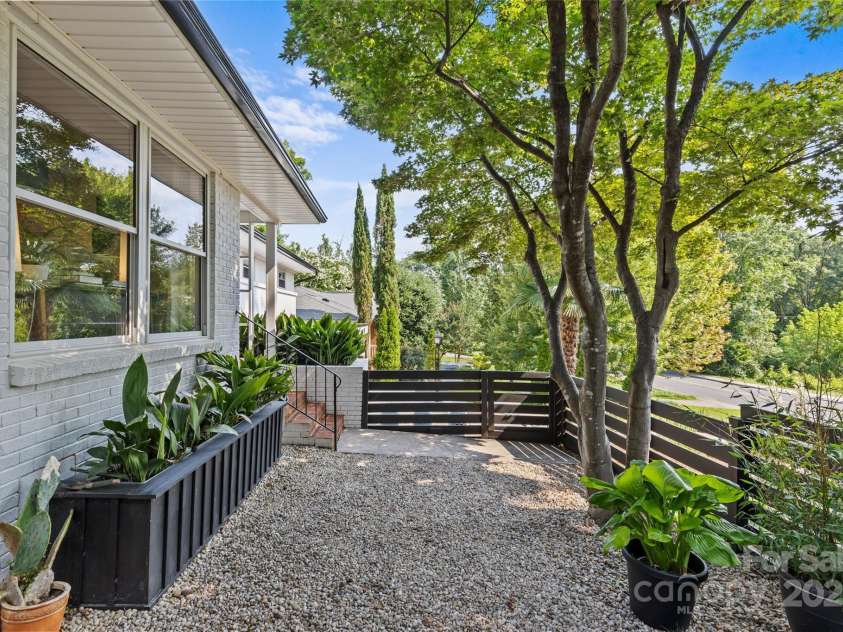 2424 Cumberland Avenue, Charlotte, NC 28203.  MLS# CAR4265366, YatesRealty ID 21267. 