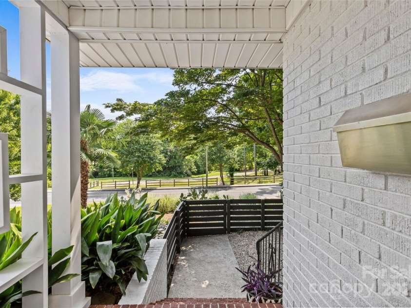 2424 Cumberland Avenue, Charlotte, NC 28203.  MLS# CAR4265366, YatesRealty ID 21267. 