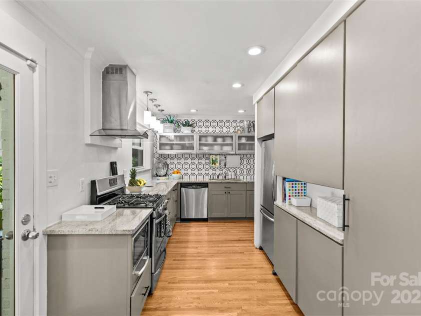 2424 Cumberland Avenue, Charlotte, NC 28203.  MLS# CAR4265366, YatesRealty ID 21267. 